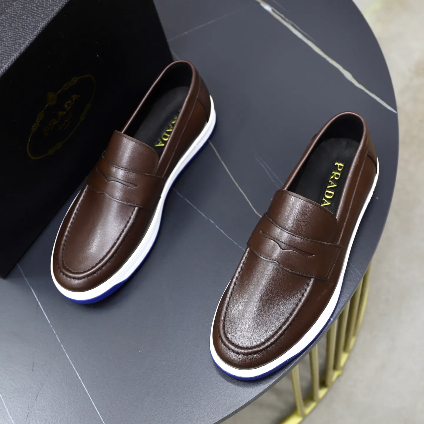 Factory price: 💰640 Prada classic men’s lace-up casual shoes | Imported cowhide upper | Upper stitching layered design, light and breathable | Soft and comfortable | Decorated with PRADA letters on the side | Distinctive sports style, showing the brand style | Lightweight concave and convex pattern rubber soles | Matched with cowhide foot pad lining | Excellent foot feel, fashionable and elegant | Size: 38-44 (45 customized)